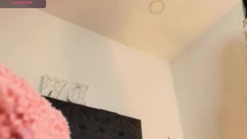 Snapshot of dannawells chatting on 10.23.25 Danna Wells online show from 10.23.25