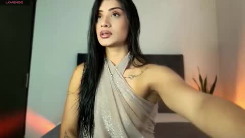 Snapshot of dannawells chatting on 11.17.25 Danna Wells online show from 11.17.25