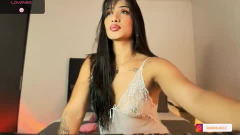 Snapshot of dannawells chatting on 11.28.25 Danna Wells online show from 11.28.25