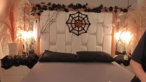 daphne_and_roger online show from 10.20.25