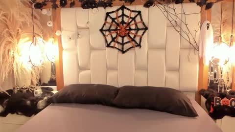 daphne_and_roger online show from 10.31.25