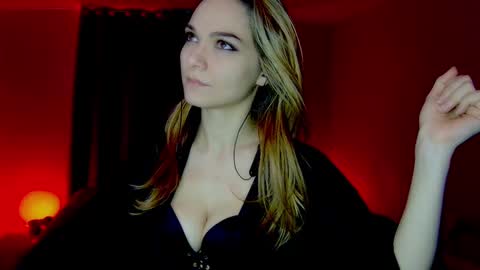 Snapshot of darkskullmistress chatting on 01.05.25 roseredgoddess online show from 01.05.25