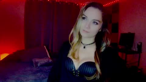 Snapshot of darkskullmistress chatting on 09.17.25 roseredgoddess online show from 09.17.25