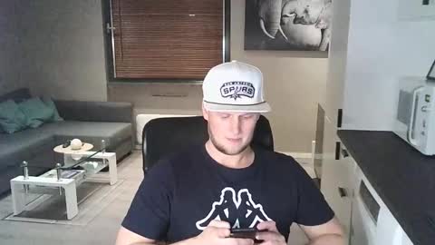 Snapshot of dartanjanas chatting on 09.08.25 Dario online show from 09.08.25