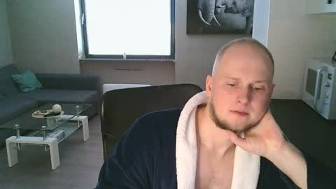 Snapshot of dartanjanas chatting on 10.12.25 Dario online show from 10.12.25