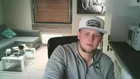 Snapshot of dartanjanas chatting on 11.04.25 Dario online show from 11.04.25