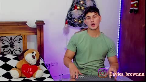 Snapshot of davies_brown chatting on 12.31.24 Davies brown schedule 12pm to 5pm col time online show from 12.31.24