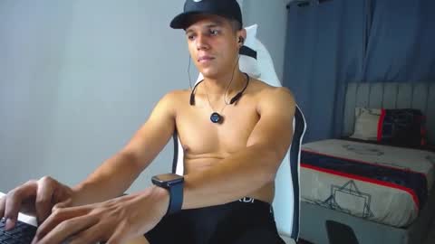 Snapshot of davisito7 chatting on 10.04.25 David Angel online show from 10.04.25