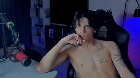 Snapshot of davisross chatting on 12.04.25 davis online show from 12.04.25