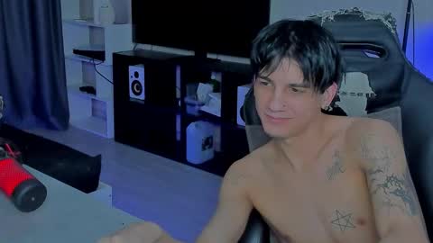 Snapshot of davisross chatting on 12.17.25 davis online show from 12.17.25