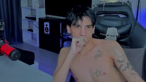 Snapshot of davisross chatting on 12.20.25 davis online show from 12.20.25