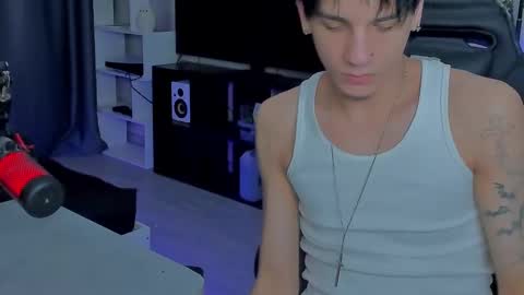 Snapshot of davisross chatting on 12.23.25 davis online show from 12.23.25