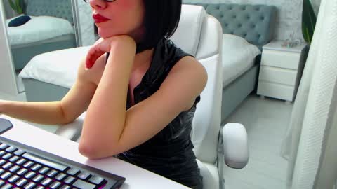 Elly online show from 04.17.26