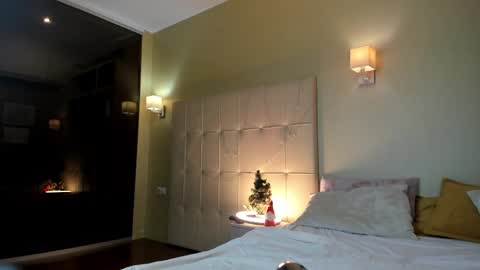 Debbie Mon Tue Fri Sun Sat GMT 3 1000am - 0400pm  online show from 12.24.24