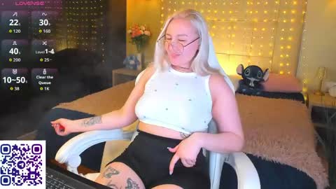 Debbie Mon Tue Fri Sun Sat GMT 3 1000am - 0400pm  online show from 05.10.26