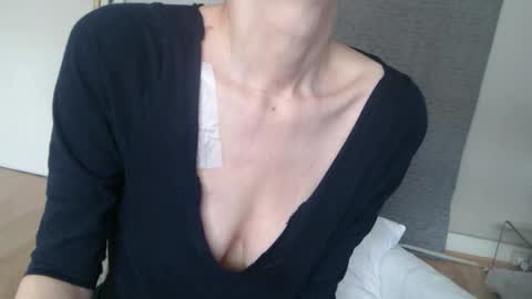 Snapshot of deessedivine chatting on 10.25.25 KamiDevi online show from 10.25.25