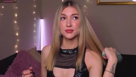 Snapshot of delcieodoherty chatting on 12.03.25 Adla online show from 12.03.25