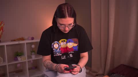 Snapshot of deloresramos chatting on 12.18.25 Hey hey Im Scally my first day here online show from 12.18.25