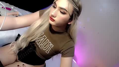 Snapshot of deluxetgirl69 chatting on 12.08.24 Chesca online show from 12.08.24