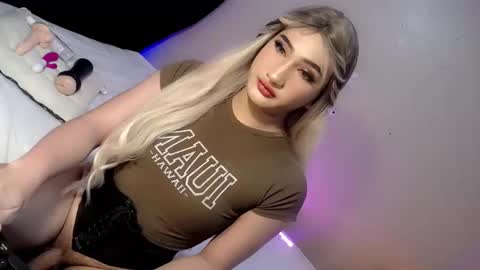 Snapshot of deluxetgirl69 chatting on 12.08.24 Chesca online show from 12.08.24
