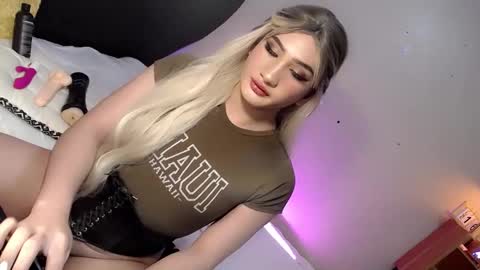 Snapshot of deluxetgirl69 chatting on 12.19.24 Chesca online show from 12.19.24
