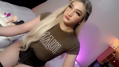 Snapshot of deluxetgirl69 chatting on 12.24.24 Chesca online show from 12.24.24