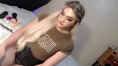 Snapshot of deluxetgirl69 chatting on 12.25.24 Chesca online show from 12.25.24