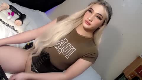 Snapshot of deluxetgirl69 chatting on 12.27.24 Chesca online show from 12.27.24