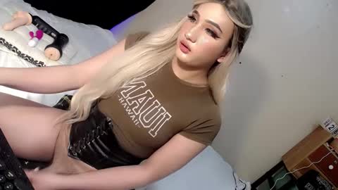 Snapshot of deluxetgirl69 chatting on 12.27.24 Chesca online show from 12.27.24