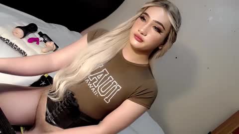 Snapshot of deluxetgirl69 chatting on 12.31.24 Chesca online show from 12.31.24