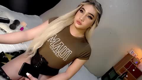 Snapshot of deluxetgirl69 chatting on 01.05.25 Chesca online show from 01.05.25