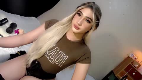 Snapshot of deluxetgirl69 chatting on 01.06.25 Chesca online show from 01.06.25