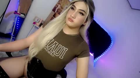 Snapshot of deluxetgirl69 chatting on 01.08.25 Chesca online show from 01.08.25