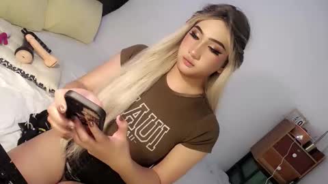 Snapshot of deluxetgirl69 chatting on 01.10.25 Chesca online show from 01.10.25