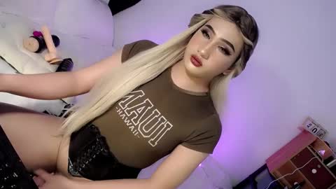 Snapshot of deluxetgirl69 chatting on 01.15.25 Chesca online show from 01.15.25