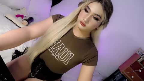 Snapshot of deluxetgirl69 chatting on 01.16.25 Chesca online show from 01.16.25