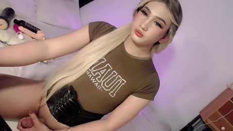 Snapshot of deluxetgirl69 chatting on 01.31.25 Chesca online show from 01.31.25