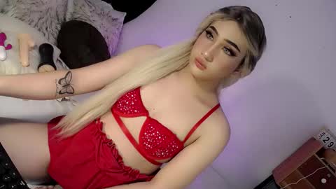Snapshot of deluxetgirl69 chatting on 02.06.25 Chesca online show from 02.06.25