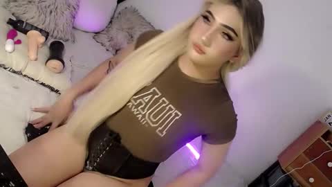 Snapshot of deluxetgirl69 chatting on 02.06.25 Chesca online show from 02.06.25