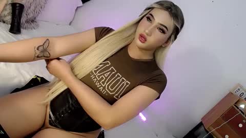 Snapshot of deluxetgirl69 chatting on 02.09.25 Chesca online show from 02.09.25