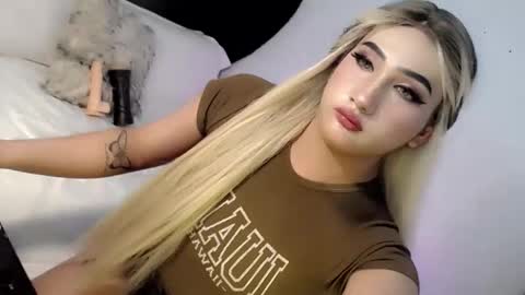 Snapshot of deluxetgirl69 chatting on 02.10.25 Chesca online show from 02.10.25