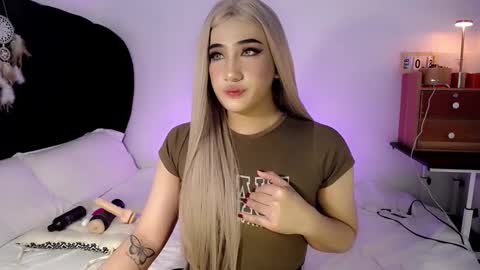 Snapshot of deluxetgirl69 chatting on 02.11.25 Chesca online show from 02.11.25
