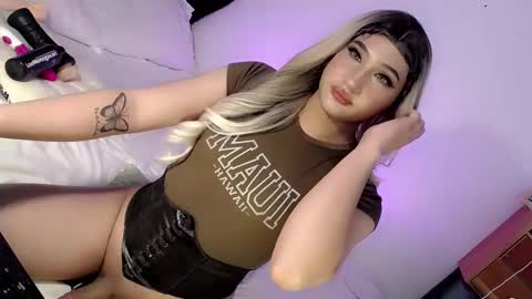 Snapshot of deluxetgirl69 chatting on 02.15.25 Chesca online show from 02.15.25