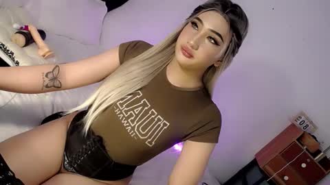 Snapshot of deluxetgirl69 chatting on 02.16.25 Chesca online show from 02.16.25