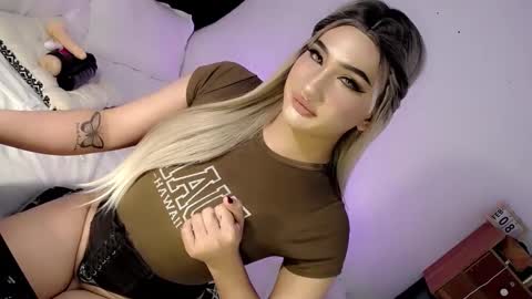 Snapshot of deluxetgirl69 chatting on 02.16.25 Chesca online show from 02.16.25