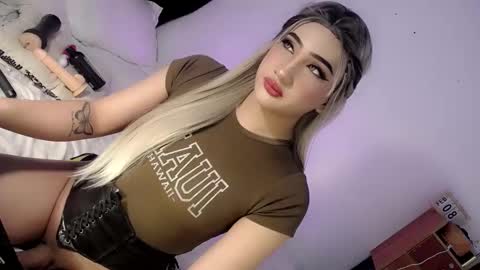 Snapshot of deluxetgirl69 chatting on 02.19.25 Chesca online show from 02.19.25