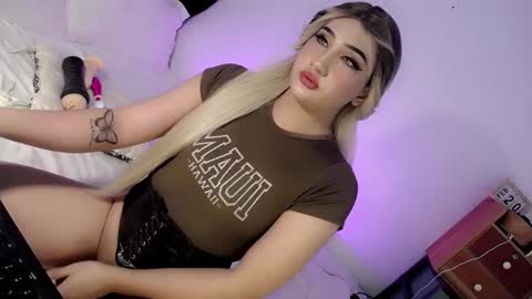 Snapshot of deluxetgirl69 chatting on 02.20.25 Chesca online show from 02.20.25