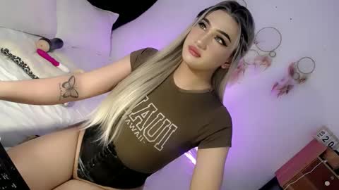 Snapshot of deluxetgirl69 chatting on 02.23.25 Chesca online show from 02.23.25