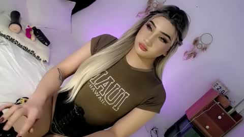 Snapshot of deluxetgirl69 chatting on 02.24.25 Chesca online show from 02.24.25