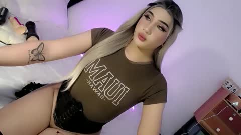 Snapshot of deluxetgirl69 chatting on 02.25.25 Chesca online show from 02.25.25